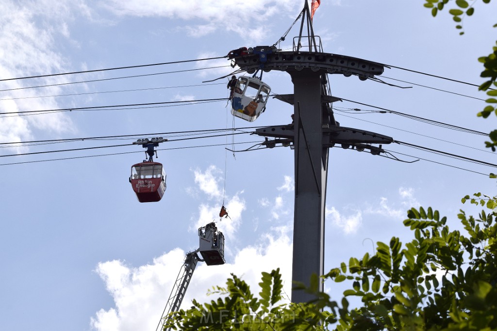 Koelner Seilbahn Gondel blieb haengen Koeln Linksrheinisch P149.JPG - Miklos Laubert